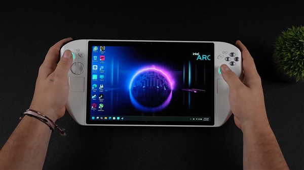 终于看到第二款Lunar Lake掌机!不知名小牌子 11寸巨型裸眼3D屏幕