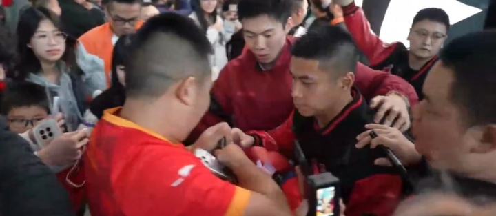 荣耀返渝！重庆铜梁龙冲超成功，球迷热情接机人山人海