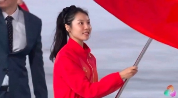 全运会开幕式 女篮国手张茹担任河南体育代表团的旗手