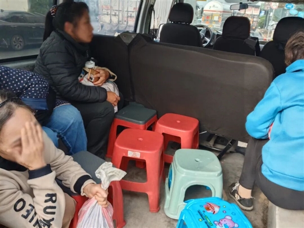为赚200元外快 6座面包车严重超员:下来7个人 拉开门还有8个