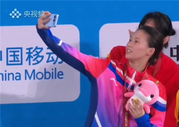 荣耀500真机首次亮相！全新横向跑道后摄 外观看齐iPhone Air