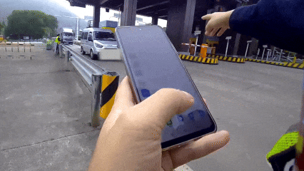 为赚200元外快 6座面包车严重超员：下来7个人 拉开门还有8个