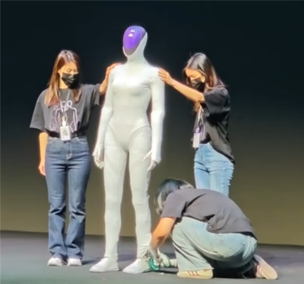 小鹏团队曾拒绝女性机器人当场脱衣割肉：不被信任哭笑不得