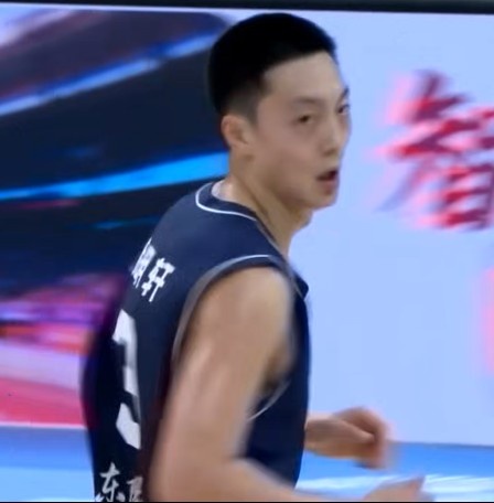 输出串联两不误！胡明轩全场11中6 拿下14分2篮板6助攻