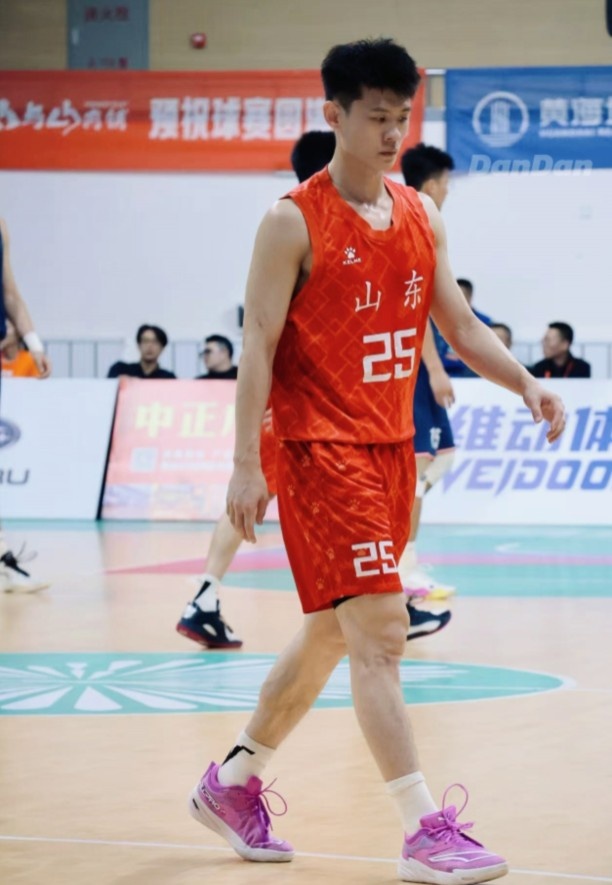 独木难支！王岚嵚11中6&三分3中1拿16分7板2助2断 抢到3个前场板