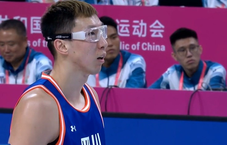 媒体人：缺席国家队比赛的周琦通过休整&赴美康复 得到充分休息