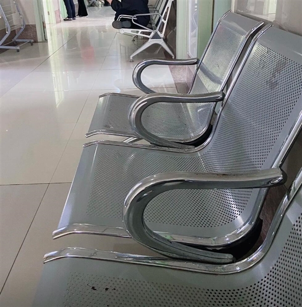 为啥医院椅子有的密密麻麻带小孔：原因揭开