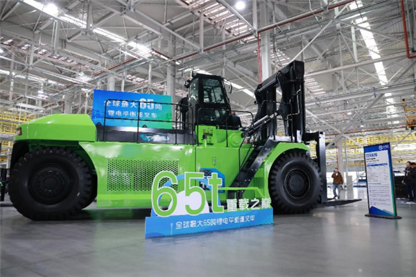 突破极限！全球最大65吨级锂电平衡重叉车下线