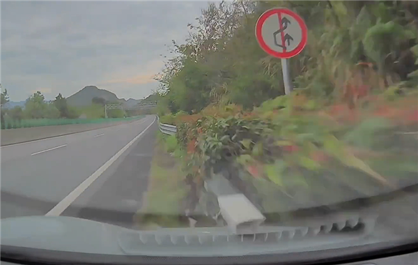 高速上开车直接冲进绿化带致车辆报废 男子：当时在点歌