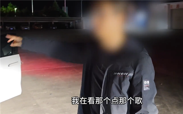 高速上开车直接冲进绿化带致车辆报废 男子：当时在点歌