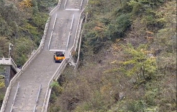 尴尬！一电车挑战爬天门山台阶失败：溜车后撞坏护栏