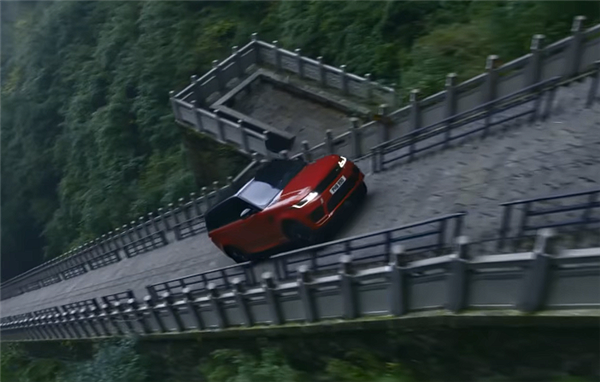 尴尬！一电车挑战爬天门山台阶失败：溜车后撞坏护栏