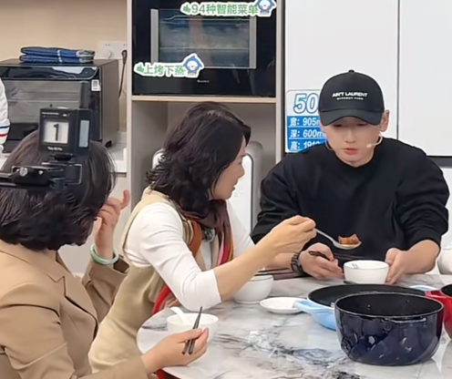 董明珠乌啦啦同框直播 自嘲“很吃亏 会做不会说”