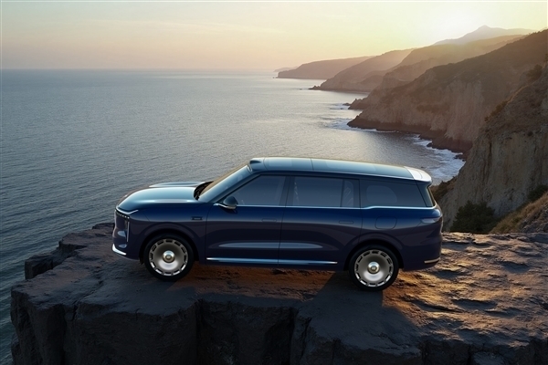 车内自带地暖行业首创!上汽智己旗舰LS9上市:32.28万起