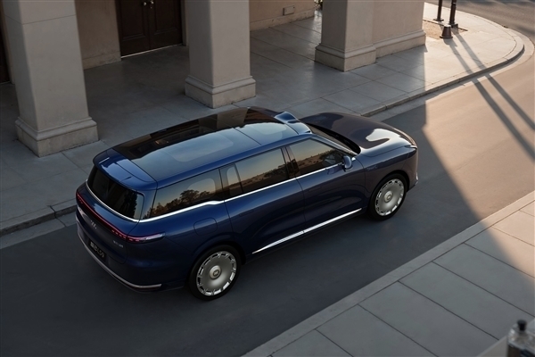 车内自带地暖行业首创!上汽智己旗舰LS9上市:32.28万起