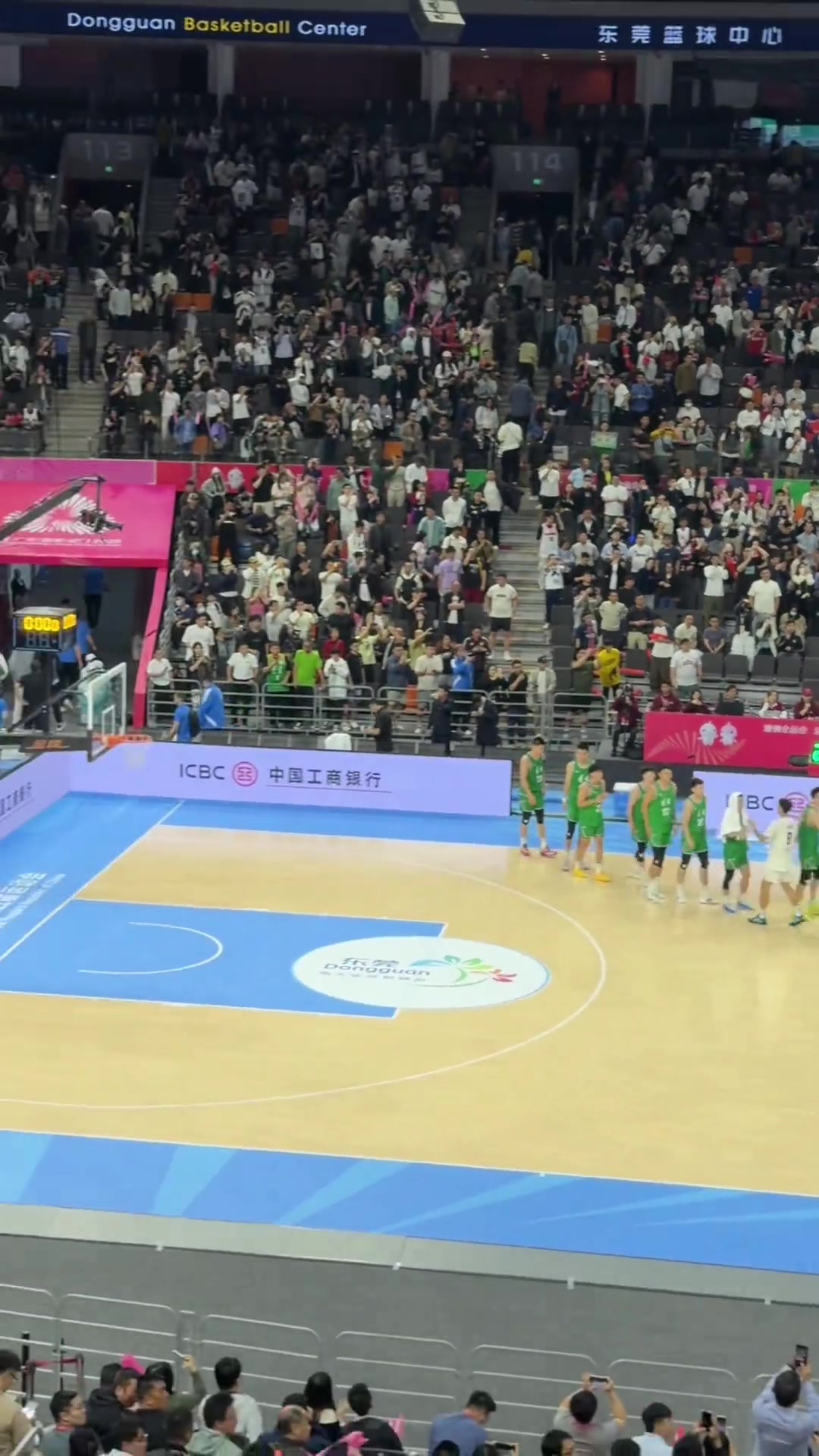 你小子有想法？杜锋赛后跨栏到观众席 和省大领导亲切寒暄