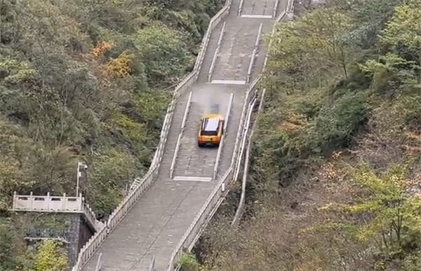 尴尬！奇瑞风云X3L挑战爬天门山台阶失败：溜车后撞坏护栏