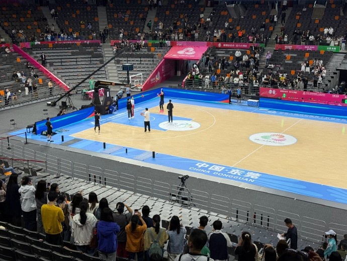 今晚金牌赛！媒体人晒照：胡明轩和徐杰 又是最早出来热身的两个