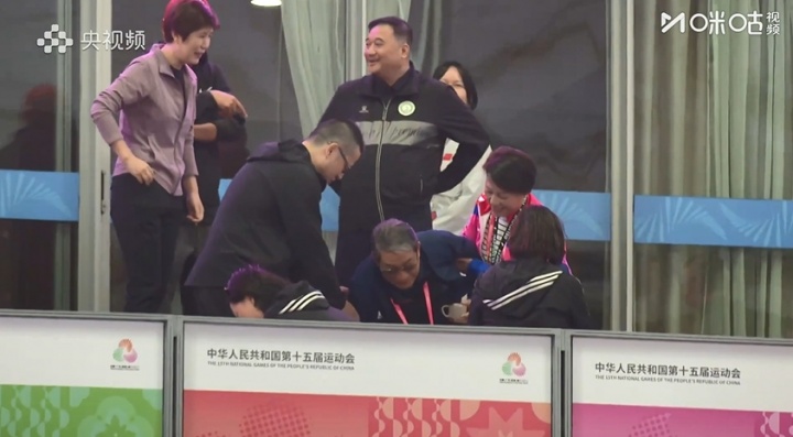 上海队夺全运男足U20季军，徐根宝看台上激动庆祝胜利