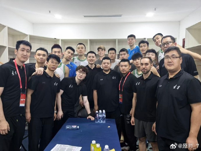 原帅晒辽宁全运男篮合照：可能是最后一届 留个纪念吧！