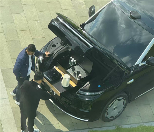 能装电磁炉做饭 零跑D19前备舱曝光:内置220V电源、排水通道