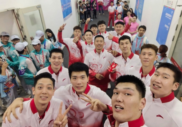 溢出屏幕的喜悦！徐杰晒球队夺金后合影：广东兄弟一起赢！