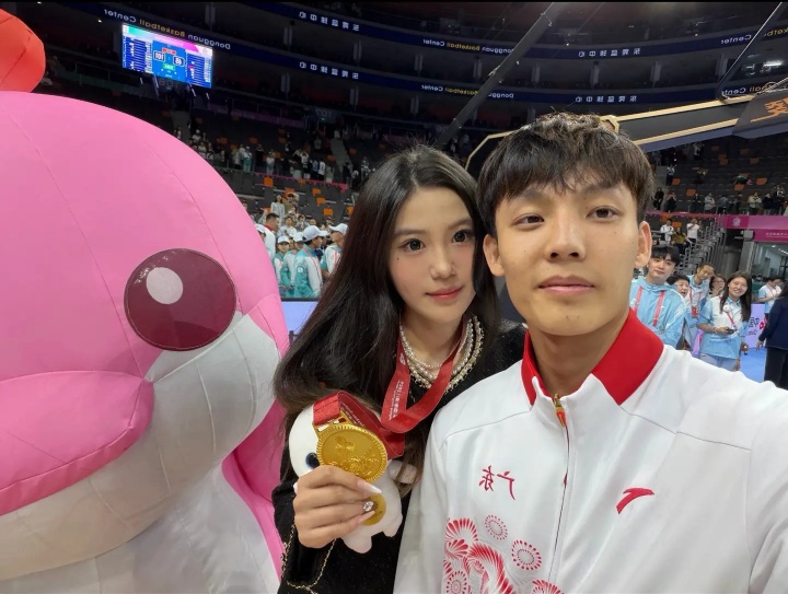 身高175的徐杰正牌女友社媒高调撒狗粮 徐杰现身评论区秀恩爱