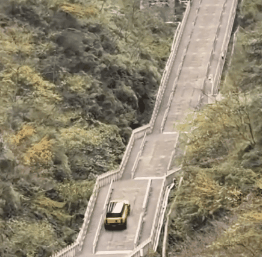 奇瑞复刻路虎攀爬天门山溜车撞断护栏：天门山景区回应景区系私人承包