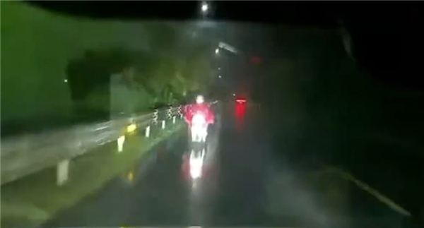 有功能不会用 司机雨天开车伸手擦窗除雾：不慎撞人致死