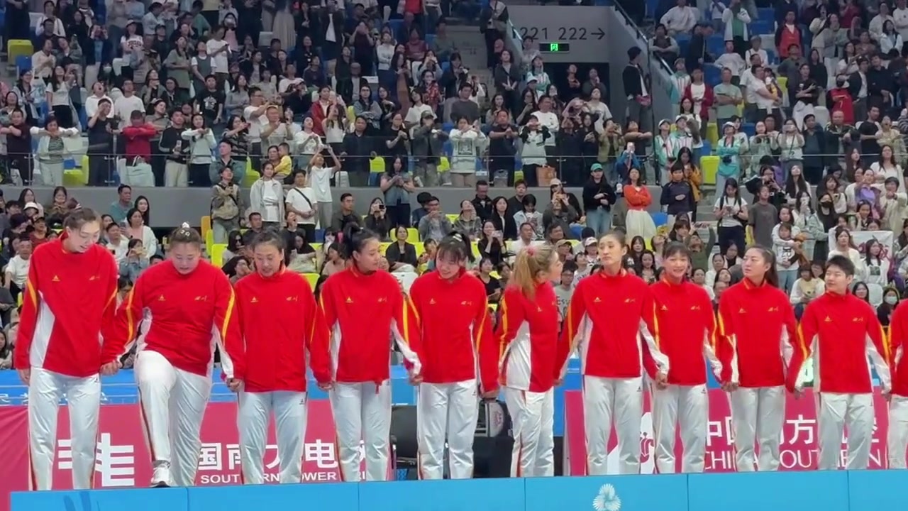 四川全运女篮登上亚军领奖台 韩旭&刘禹彤有爱互动 众人喜笑颜开