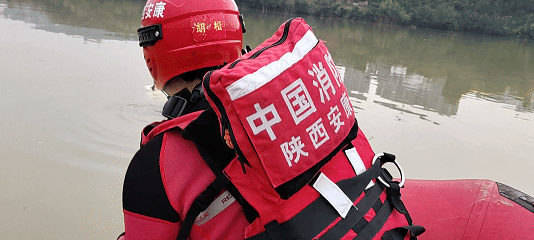 不慎落水羽绒服能保命吗！消防部门实测：厚款可漂浮 但勿当救生衣