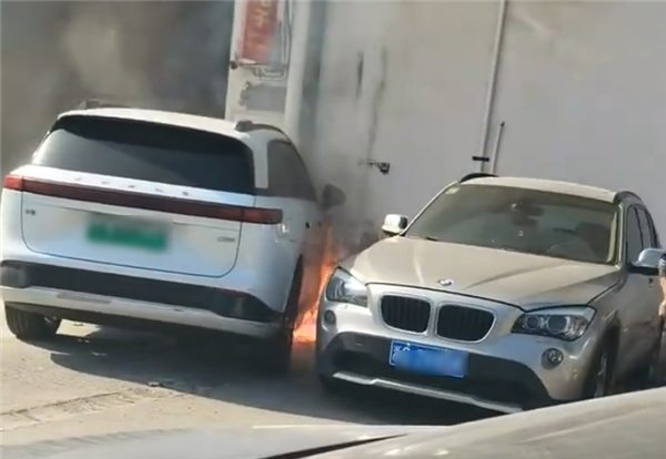 新能源起火自燃 旁边的宝马车主慌了:挪车发现小电瓶没电