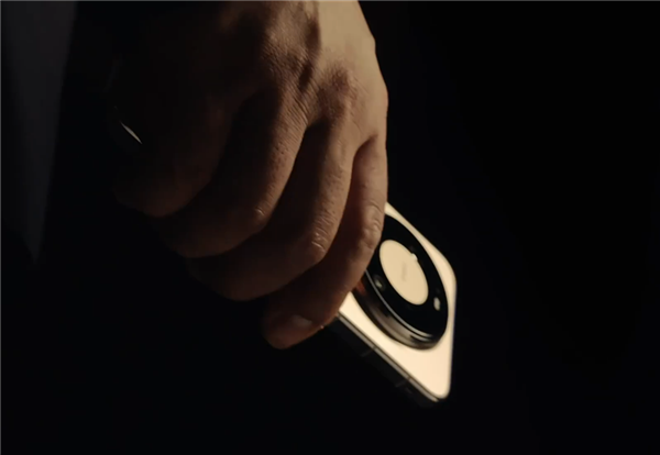 余承东首晒华为Mate 80 Pro Max真机!双圆环设计 外观史无前例