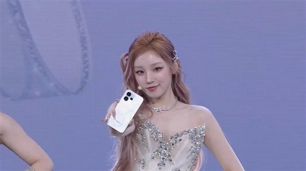 宋雨琦惊喜亮相OPPO Reno15发布会：美到溢出屏幕