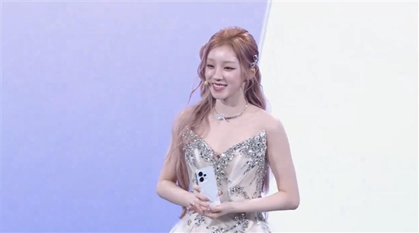 宋雨琦惊喜亮相OPPO Reno15发布会：美到溢出屏幕