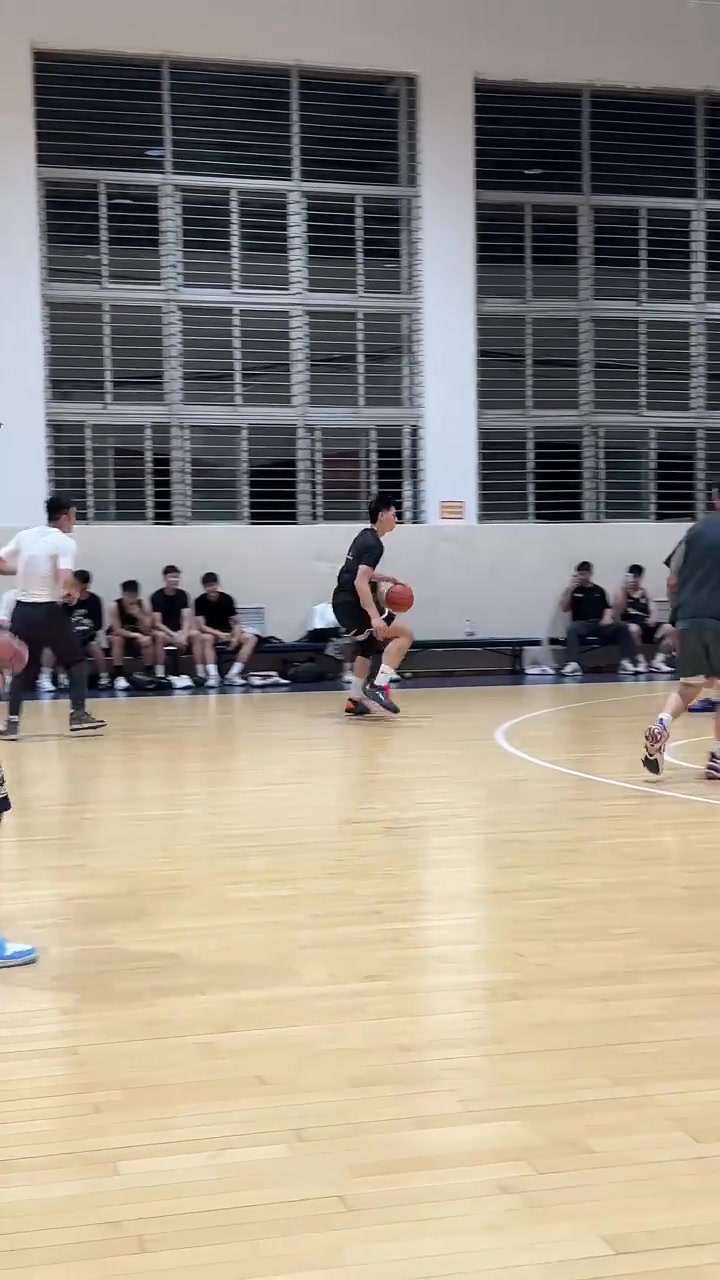 感觉全都回来了！崔永熙与广体校队打训练局 丝滑三分+隔人暴扣