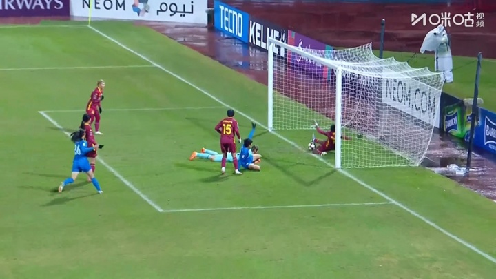 开张！武汉女足攻入本赛季亚冠首球，唐涵造乌龙恰好越过球门线