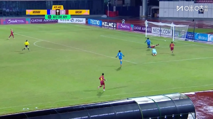 离谱失空门！武汉女足外援奥乌苏扣过门将，面对空门踢中边网