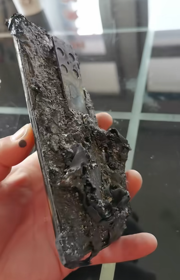 华为Mate 30 RS保时捷被火烧到面目全非：还能充电玩游戏