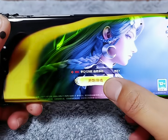 华为Mate 30 RS保时捷被火烧到面目全非：还能充电玩游戏