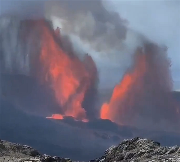 夏威夷基拉韦厄火山喷发：形成高达1500英尺的“熔岩之翼”