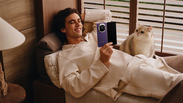 华为Mate X7四配色官图发布：独一无二新设计 最强辨识度