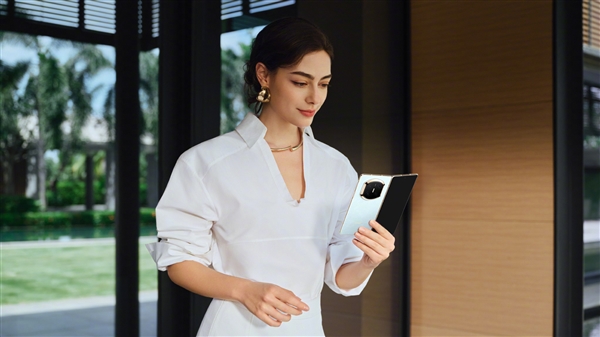 华为Mate X7四配色官图发布：独一无二新设计 最强辨识度