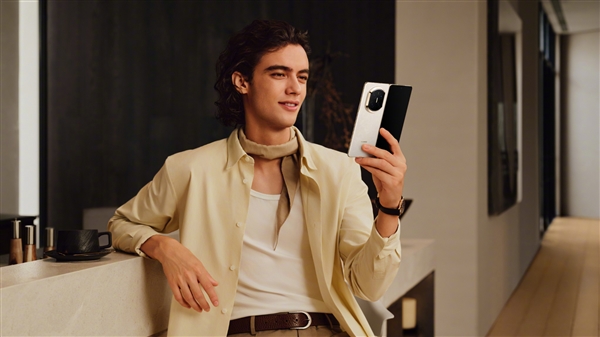 华为Mate X7四配色官图发布：独一无二新设计 最强辨识度