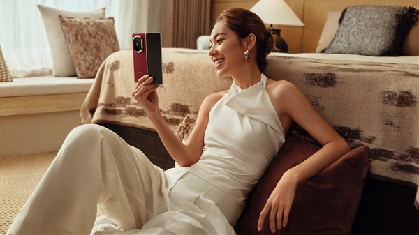 华为Mate X7四配色官图发布：独一无二新设计 最强辨识度