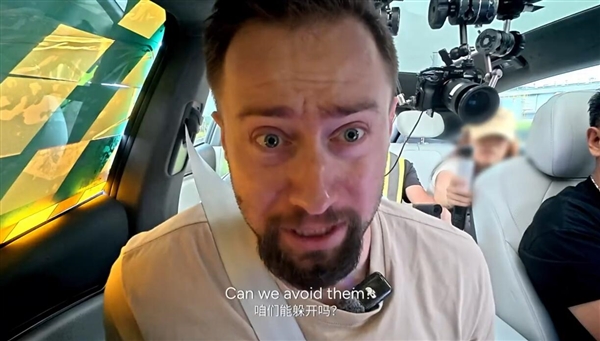 整个前风挡被遮住！小鹏G7蒙眼狂飙 老外坐副驾快吓哭了