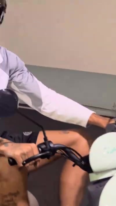 安排上了！广东男篮新外援奎因已经骑上了小电驴