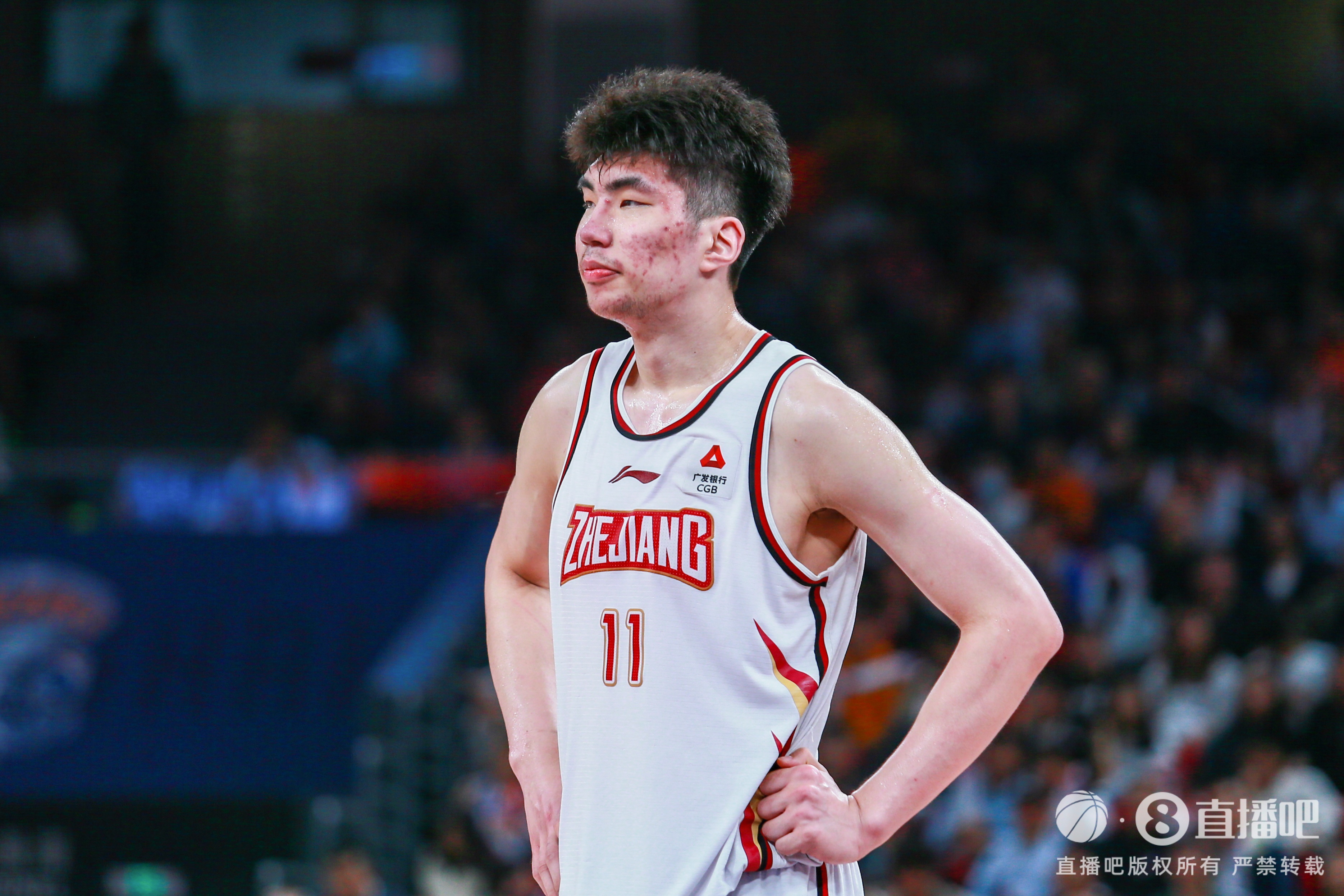 余嘉豪：当时夹在浙江全运男篮和俱乐部中间非常难受 很想哭