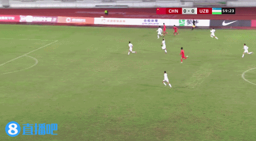 U22国足流畅配合！杨希禁区内倒地，但裁判表示没有点球