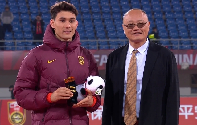 战韩国U22双响！官方：拜合拉木当选本届熊猫杯最佳球员